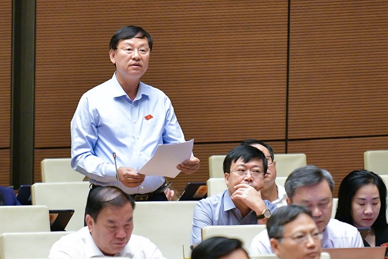 National Assembly Delegate Nguyen Huu Chinh talks about the Tan Hoang Minh case. Photo: Pham Thang