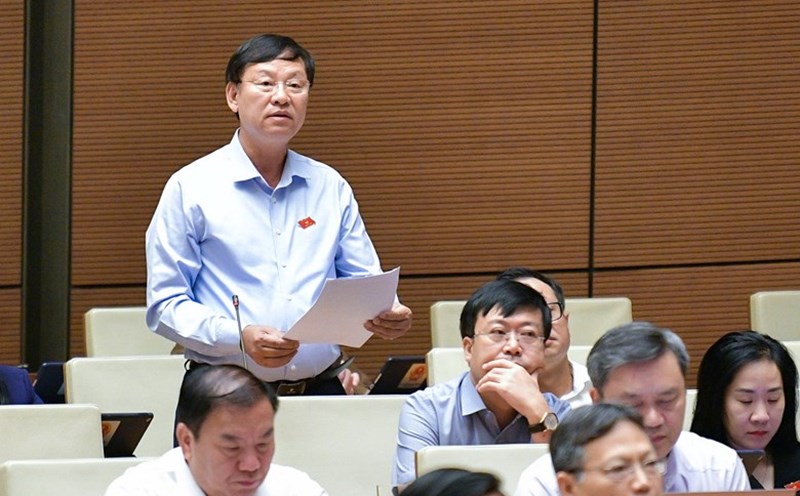 National Assembly Delegate Nguyen Huu Chinh talks about the Tan Hoang Minh case. Photo: Pham Thang