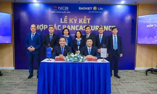 Lễ ký thỏa thuận hợp tác giữa NCB và Tổng Công ty Bảo Việt Nhân thọ (thành viên của Tập đoàn Bảo Việt). Ảnh: NCB