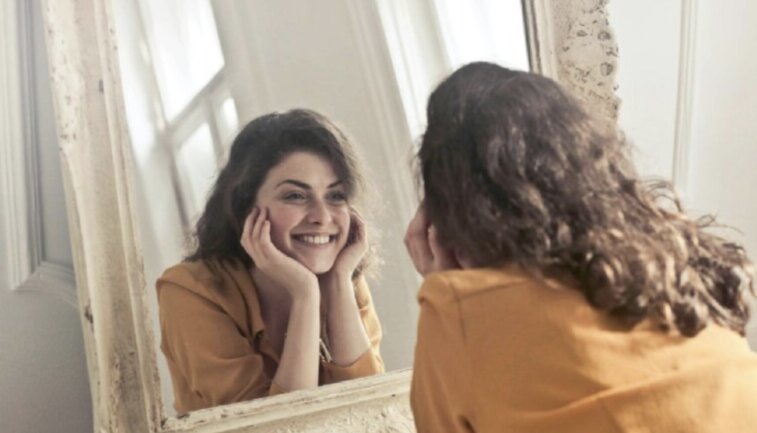 Symptoms of smiling depression. Photo: According to Healthshots.