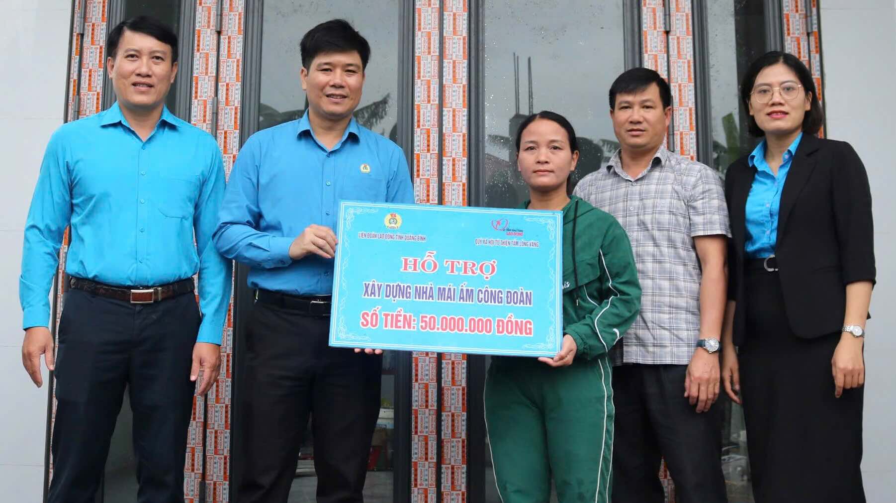 Handing over a house to the Trade Union in Quang Binh. Photo: B.Huyen