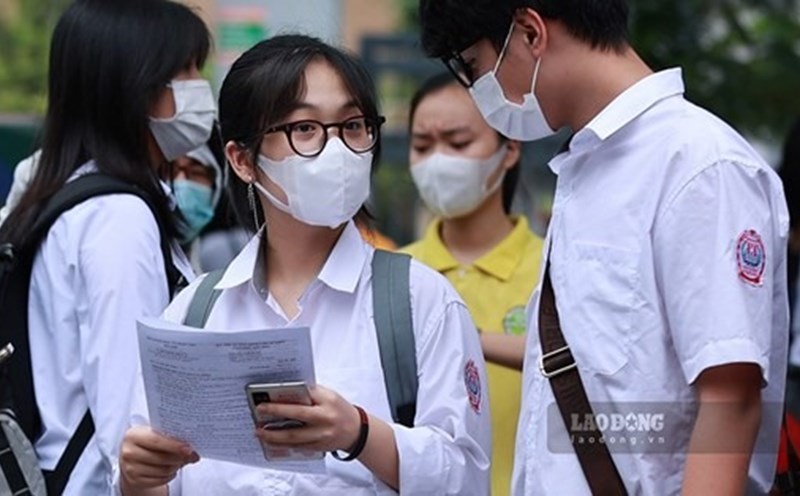 What should be noted when reviewing for the 10th grade Literature exam according to the new program?