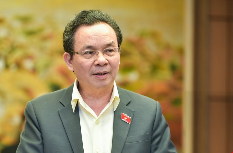 National Assembly delegate Hoang Van Cuong proposed to amend the regulation to "Prohibit forcing students to participate in extra classes for profit in any form". Photo: Pham Dong