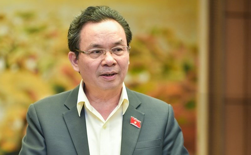 National Assembly delegate Hoang Van Cuong proposed to amend the regulation to "Prohibit forcing students to participate in extra classes for profit in any form". Photo: Pham Dong