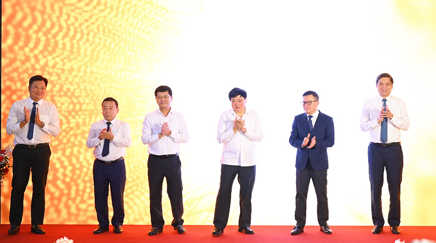 Delegates perform the launching ceremony of a special electronic page about Nghe Tinh Soviets. Photo: Quang Dai