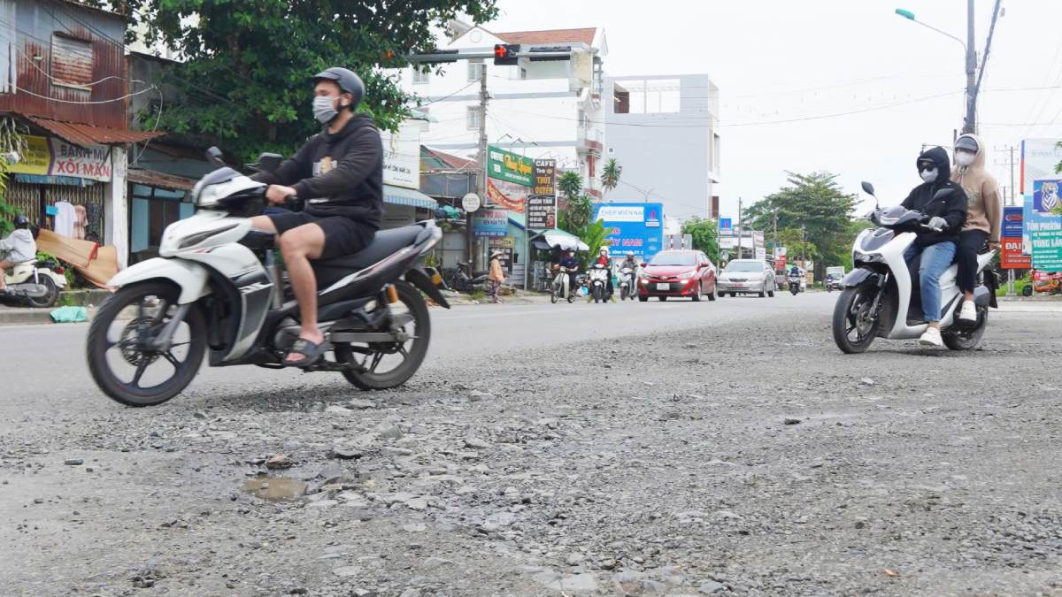 Nhieu vi tri tai Quoc lo 91 xuong cap, ngap nuoc khi trieu cuong. Anh: Yen Phuong