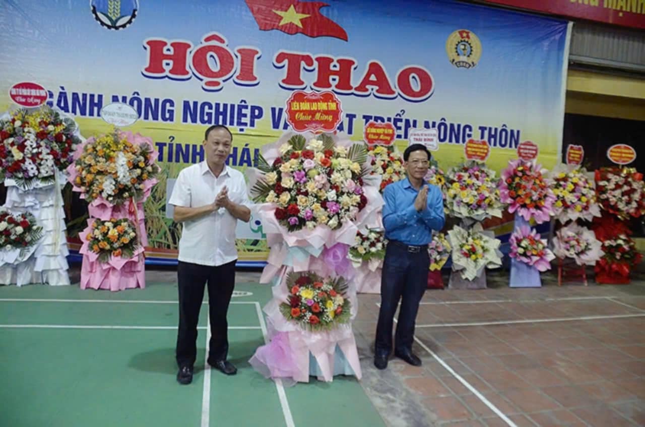 Pho Chu tich LDLD tinh Thai Binh Nguyen Thanh Binh (ben phai) tang hoa chuc mung hoi thao nganh NN&PTNT. Anh: Ba Manh