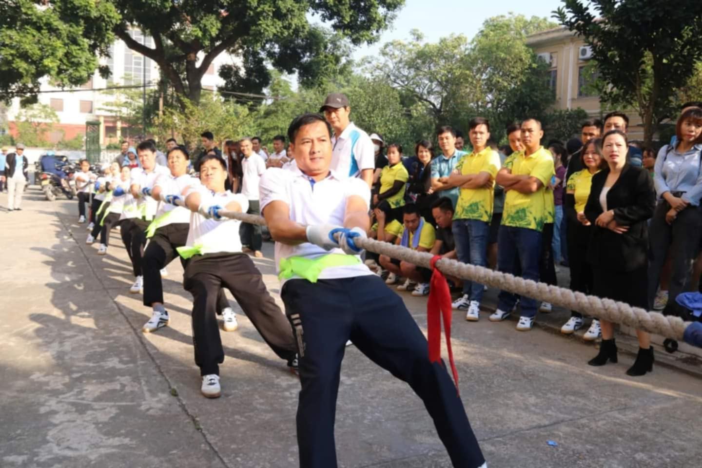Athletes and supporters of the Thai Binh Agriculture and Rural Development Department compete and cheer in the tug of war competition. Photo: Ba Manh