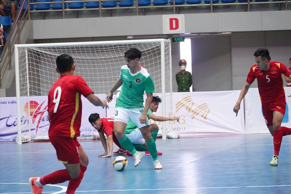 The Vietnamese futsal team drew 1-1 with the Indonesian futsal team at the 2022 SEA Games. Photo: Nguyen Dang