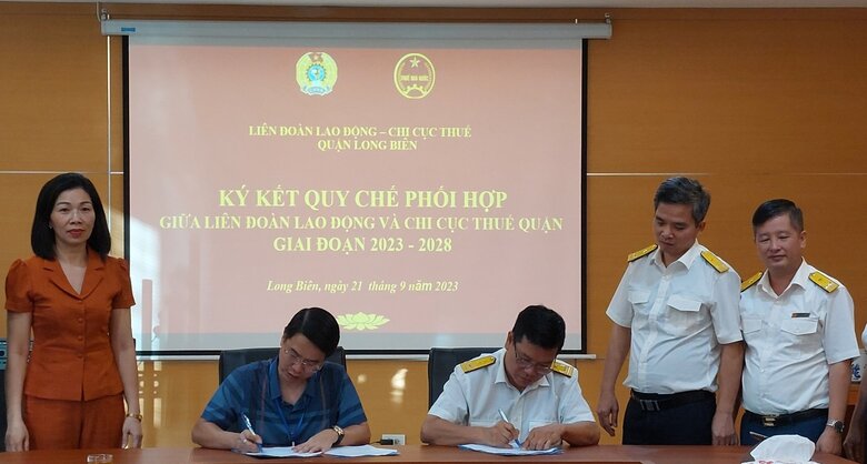 Long Bien District Labor Federation and Long Bien District Tax Department signed the Coordination Regulations for the period 2023 - 2028. Photo: Trade Union