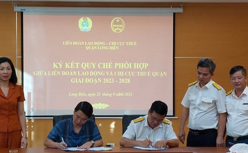 Long Bien District Labor Federation and Long Bien District Tax Department signed the Coordination Regulations for the period 2023 - 2028. Photo: Trade Union