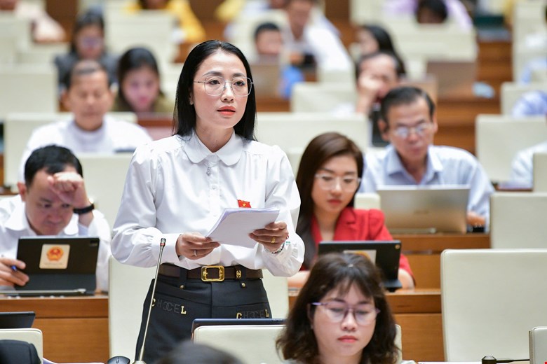 Delegate Tran Khanh Thu cited the case at Bach Mai Hospital regarding violations in joint venture, association and bidding activities. Photo: Pham Thang