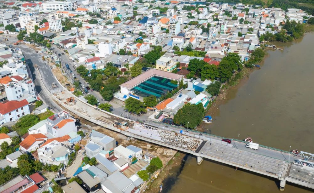  Cau Phuoc Long dai 359 m, rong 10,5 m, duong dan hai ben dai 120 m, rong 30 m. Theo chu dau tu, du an cau Phuoc Long hien dat 85% tong khoi luong.