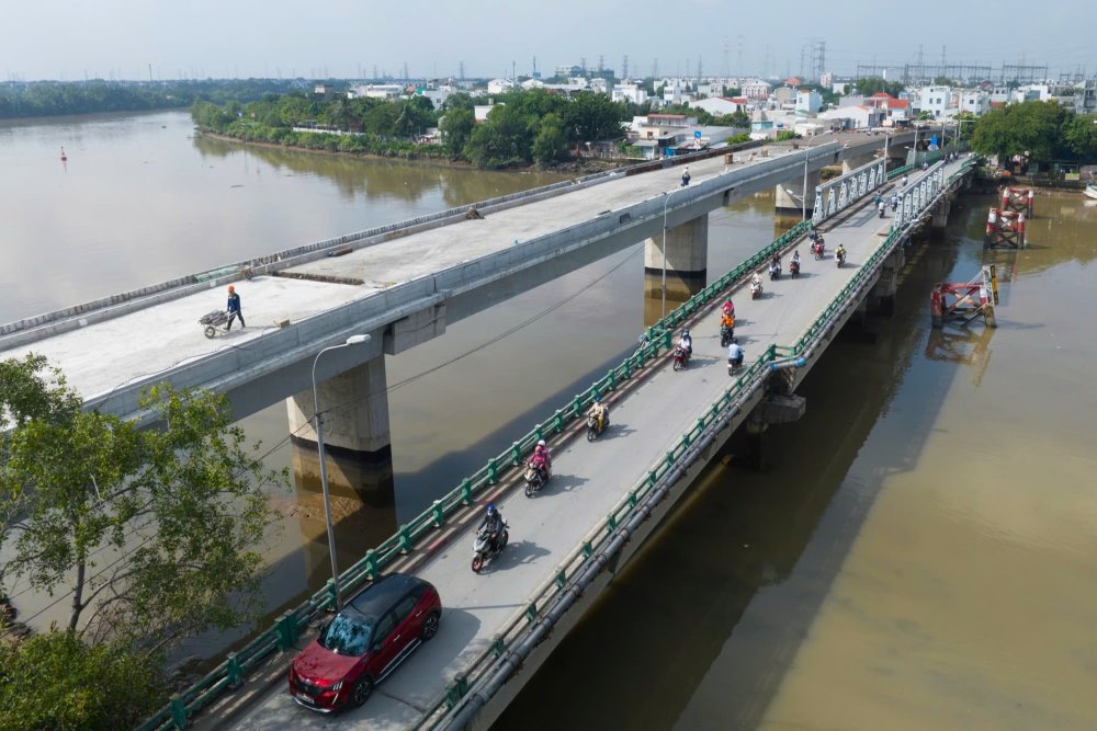  Doi voi tuyen duong Pham Huu Lau, hien nguoi dan luu thong qua khu vuc nay deu dang su dung cau cu voi be rong mat cau rat nho, xe o to muon qua cau phai doi tin hieu giao thong o phia hai dau cau, do do, tren tuyen duong nay thuong xuyen xay ra un u. Nguoi dan song trong khu vuc hi vong du an som hoan thanh de tao thuan loi cho ba con khi luu thong qua day, gop phan on dinh doi song va tao dieu kien phat trien kinh te.