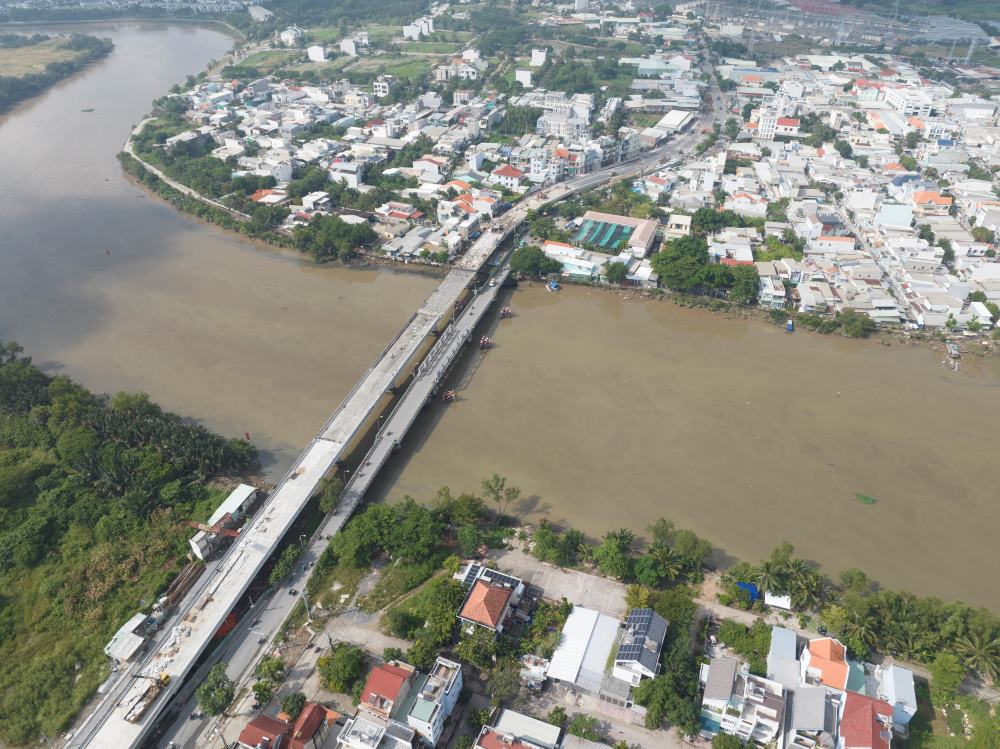  Du an xay moi cau Phuoc Long bac qua rach Phu Xuan, noi Quan 7 va huyen Nha Be (TPHCM) khoi cong tu nam 2020, tuy nhien sau khi hoan thanh mot so tru cau, du an phai tam ngung vi vuong giai phong mat bang. Dieu nay lam phat sinh chi phi giai phong mat bang, do do du an da duoc dieu chinh tang tong muc dau tu tu gan 398 ti dong len 748 ti dong