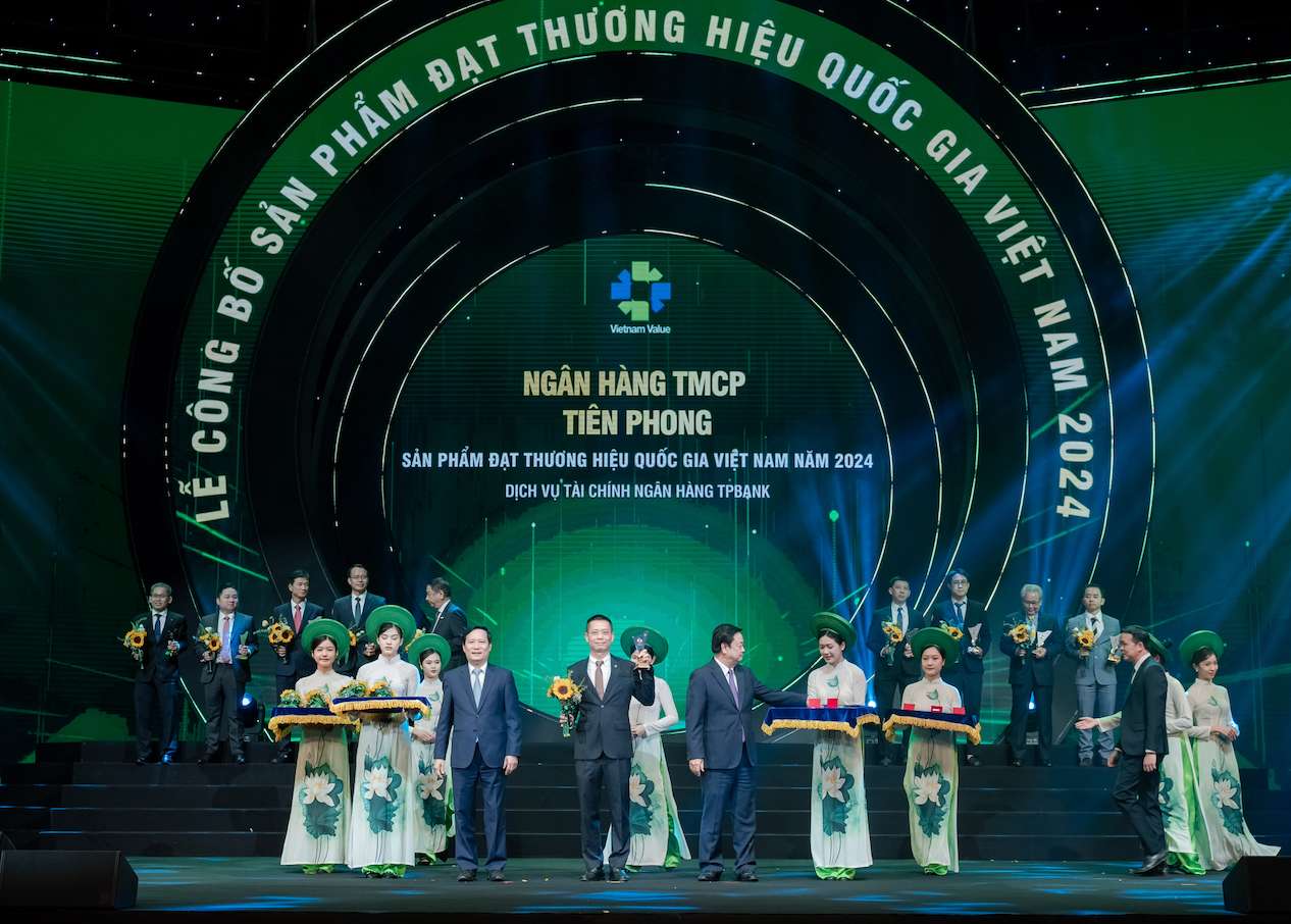 TPBank Deputy General Director Pham Dong Anh received the Vietnam National Brand Cup 2024. Photo: TPBank