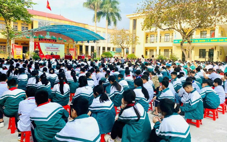 Cac co quan thuc thi phap luat phoi hop tuyen truyen cho cac em hoc sinh qua Phien toa gia dinh. Anh: An Vi
