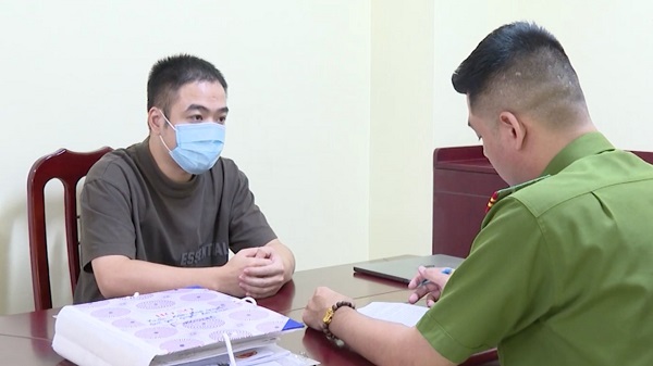 Đối tượng cầm đầu Phan Thành Công tại cơ quan công an. Ảnh: Công an cung cấp