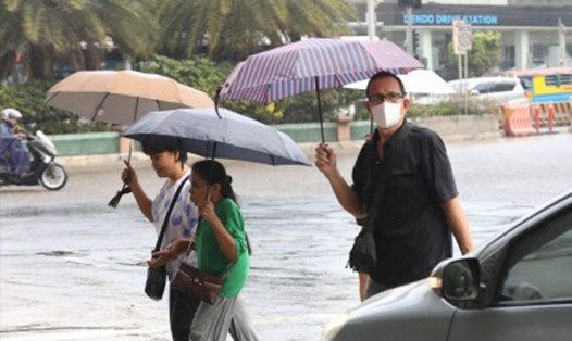 Thời tiết Philippines tiếp tục có mưa do ảnh hưởng của áp thấp nhiệt đới sau khi bão Yinxing (tên địa phương: Marce) đổ bộ. Ảnh: PNA