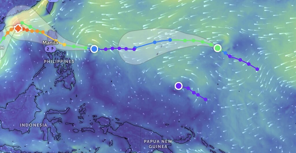 Ba con bao va 1 ap thap dang hoat dong o tay Thai Binh Duong. Anh: Zoom Earth