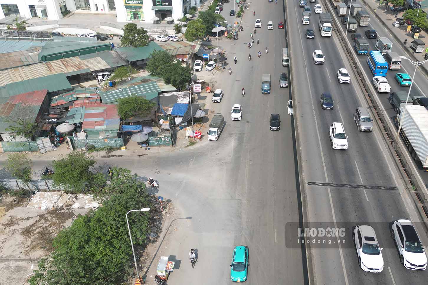 Theo ghi nhan cua Lao Dong, khu vuc duong Nguyen Xien doan qua dia phan xa Tan Trieu (huyen Thanh Tri) co nhieu o dat duoc quay ton kin mit voi dien tich tu hang tram den hang nghin m2.