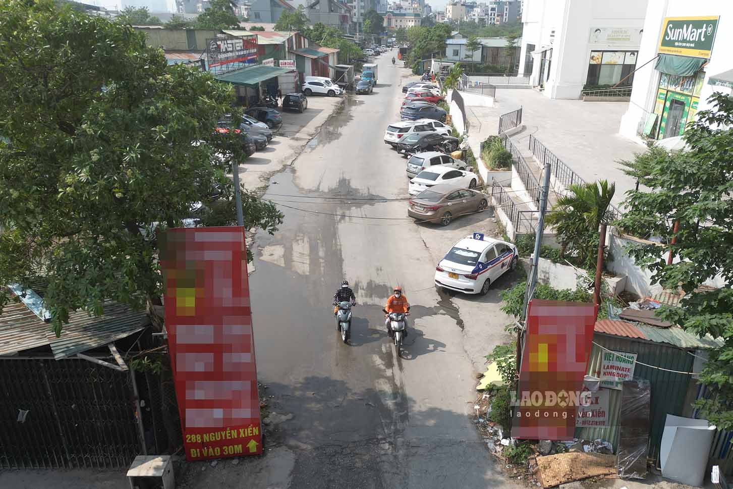 Nguoi dan song quanh khu vuc duong Nguyen Xien phan anh, cac hoat dong kinh doanh, buon ban, cho thue de lam bai xe, cua hang ban oto, da op lat… luon tap nap. Tinh trang lan chiem dat, vi pham trat tu xay dung tren dat du an da ton tai tu lau nhung khong duoc xu ly dut diem. Viec nay dan den nguy co mat an ninh trat tu, an toan giao thong, an toan chay no, an toan lao dong.