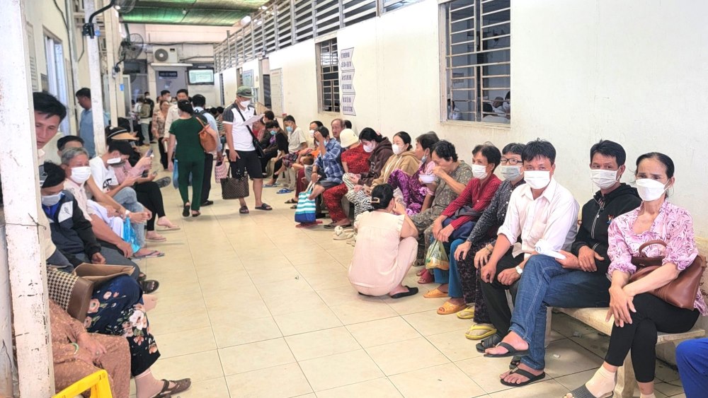 Day la hinh anh khong kho de bat gap tai Benh vien Ung buou TP Can Tho (co so 1 nam tren duong Chau Van Liem, quan Ninh Kieu), benh nhan xep hang doi kham benh, tham chi phai an sang trong khu vuc cho vi so qua luot kham.