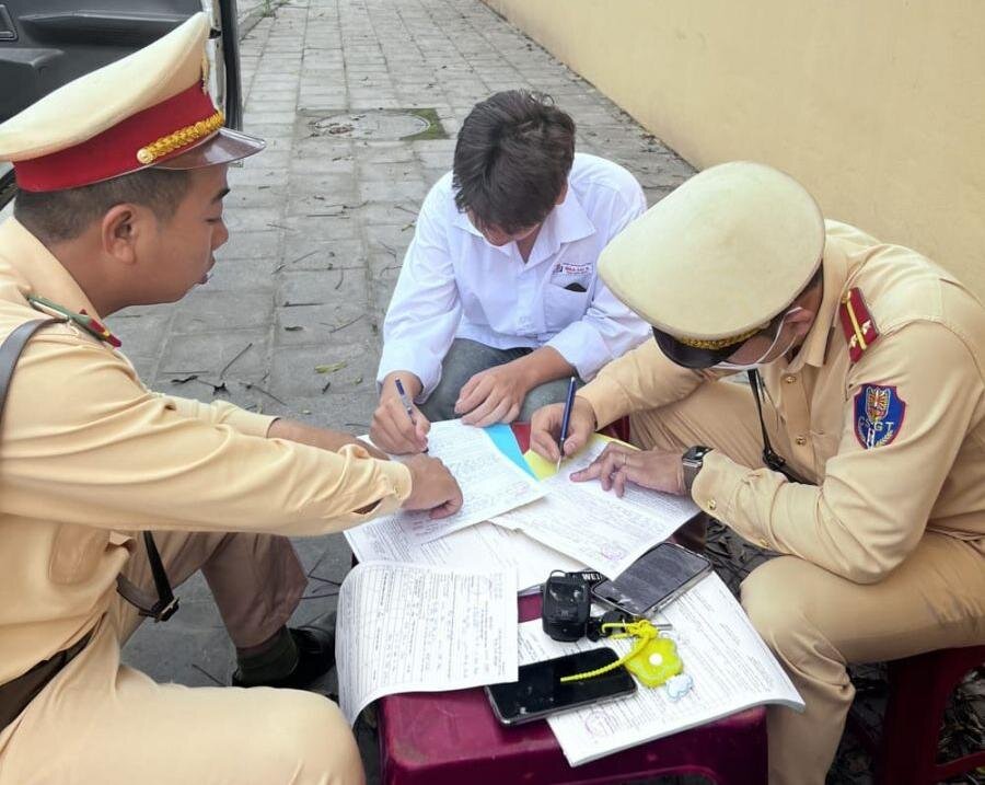 The Traffic Police of Ninh Binh City Police have handled 487 traffic violations involving students. Photo: Nguyen Truong
