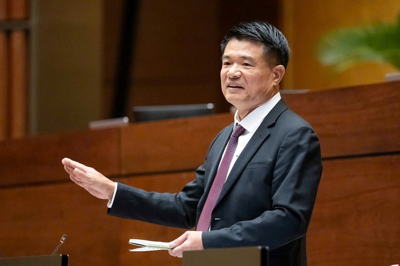 Chief Justice of the Supreme People's Procuracy Nguyen Huy Tien said that projects, real estates, and large assets have been frozen for a long time but procedural regulations do not allow for handling. Photo: Quochoi.vn