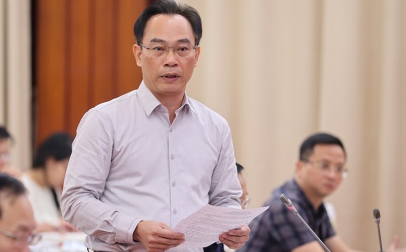 Deputy Minister of Education and Training Hoang Minh Son answered questions from Lao Dong Newspaper about allowances for medical staff and school accountants. Photo: Pham Dong