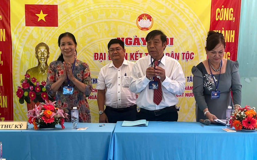 Ong Huynh Huu Nam – Quan uy vien – Truong phong noi vu quan Binh Tan ( thu 2 tu trai sang) tham gia phat dong phong trao thi dua tai hoi nghi. Ảnh: Ngoc Duy