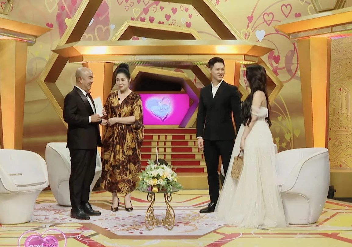 The young couple shared with People's Artist Hong Van about their story from dating to marriage. Photo: Producer.