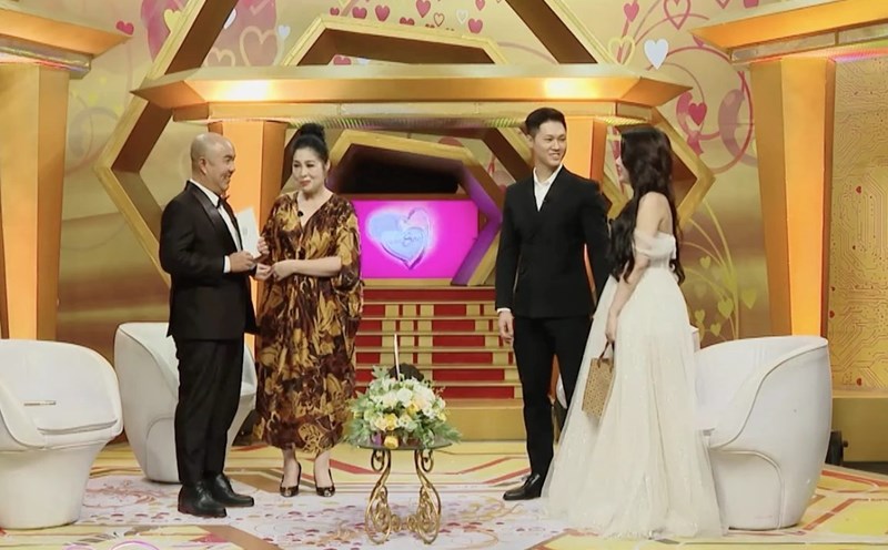 The young couple shared with People's Artist Hong Van about their story from dating to marriage. Photo: Producer.