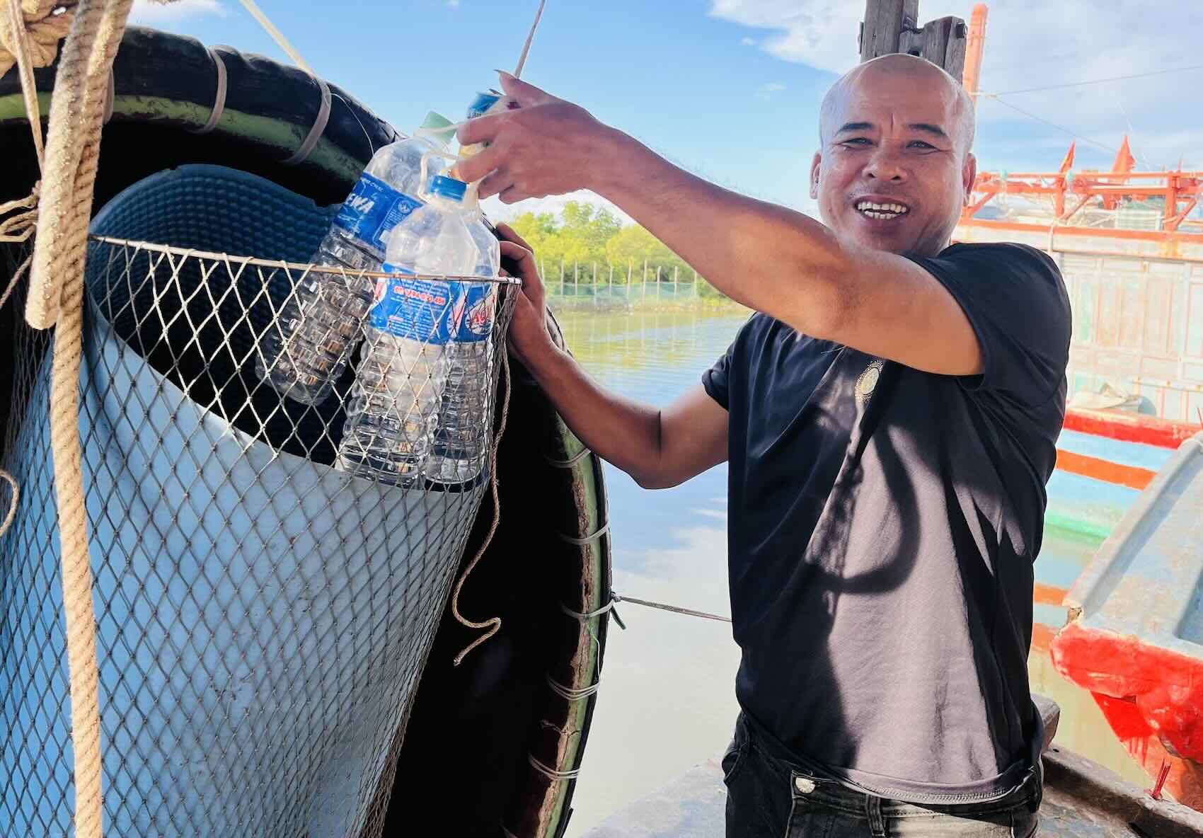 Quang Binh fishermen collect waste to bring to shore. Photo: P. Nguyen
