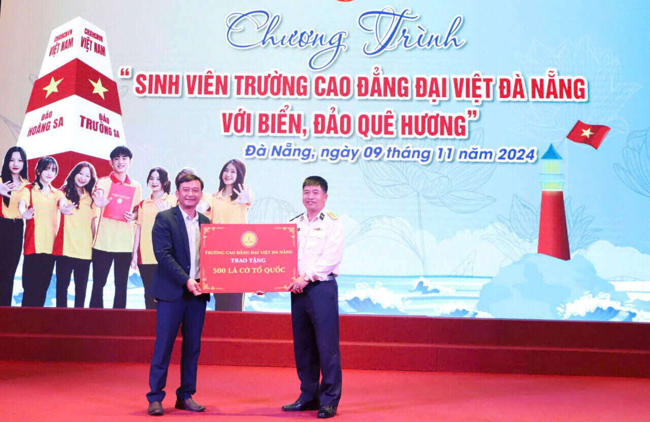 Quyen Hieu truong Truong Cao dang Dai Viet Da Nang trao bien tuong trung 500 la co To quoc tang Vung 3 Hai quan. Anh: Hoang Dieu