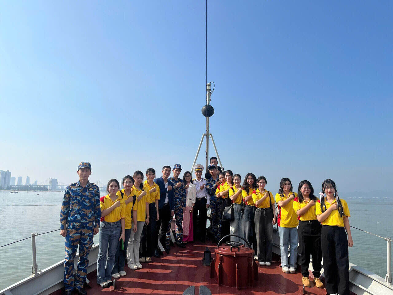 Officers, lecturers and students interact with officers and soldiers of Brigades 161 and 172. Photo: Hoang Dieu