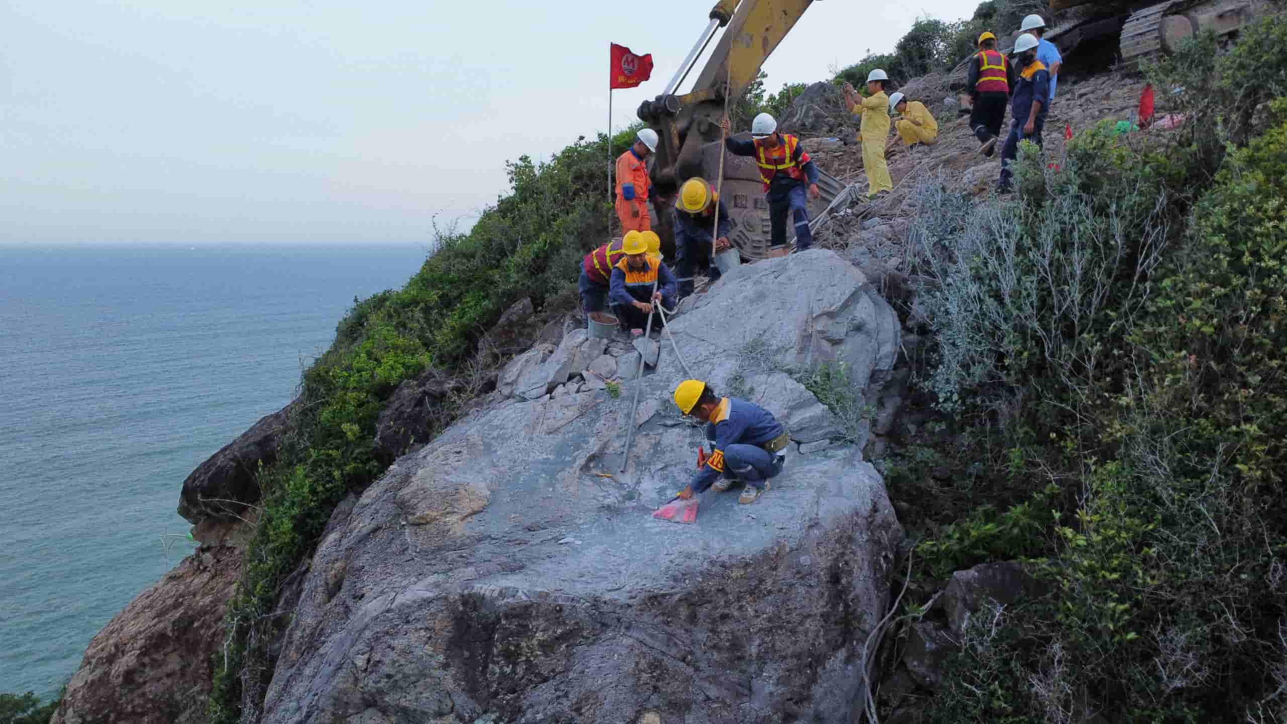 Construction unit surveys the rock block before blasting. Photo: Huu Long