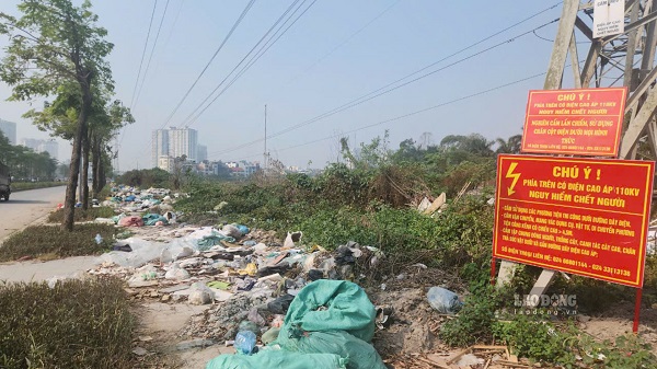 Rác thải đổ ngập đường Phạm Tu, huyện Thanh Trì. Ảnh: Minh Hạnh