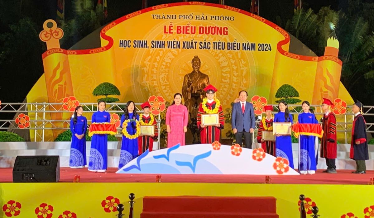 Lanh dao TP Hai Phong tuyen duong hoc sinh, sinh vien xuat sac tieu bieu. Anh: Minh Khue