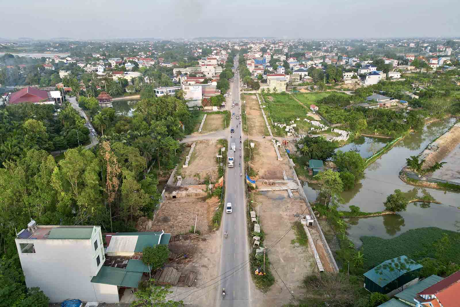 Công trường dự án đoạn qua xã Đông Sơn không có dấu hiệu thi công dù mặt bằng đã được giao từ lâu. Ảnh: Hữu Chánh