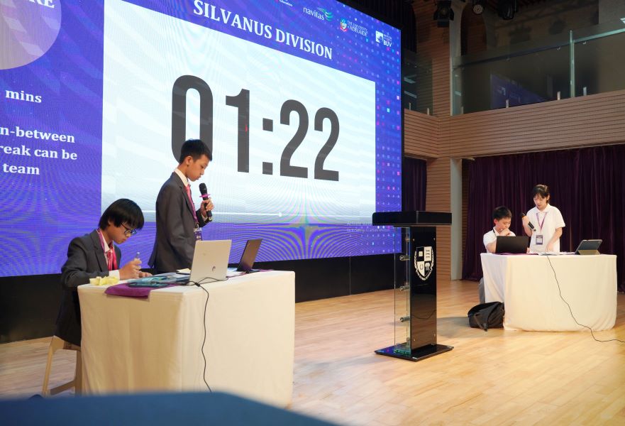 Students debated the issue "Single-use plastic bags should be banned". Photo: Organizing Committee