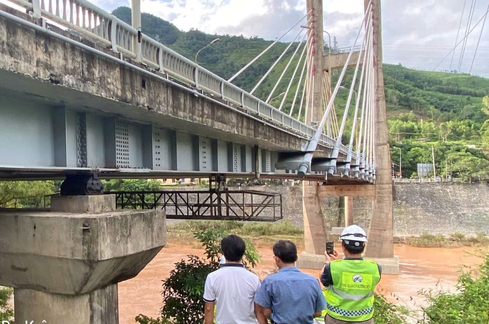 Cracks appear on Dakrong Bridge, so authorities regularly inspect it. Photo: H.Nguyen