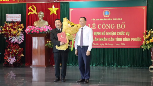 Mr. Dang Thanh An (left) - new Chief Justice of Binh Phuoc Provincial People's Court - received the appointment decision. Photo: Binh Phuoc Provincial People's Court