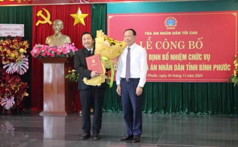 Mr. Dang Thanh An (left) - new Chief Justice of Binh Phuoc Provincial People's Court - received the appointment decision. Photo: Binh Phuoc Provincial People's Court
