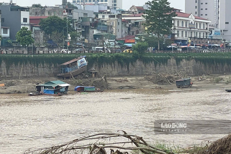 Neu nhu thoi diem dau thang 9, nguoi dan phai cot tau be vao bo de dam bao an toan thi nay lai khong the hoat dong vi can nuoc. Anh: Dinh Dai