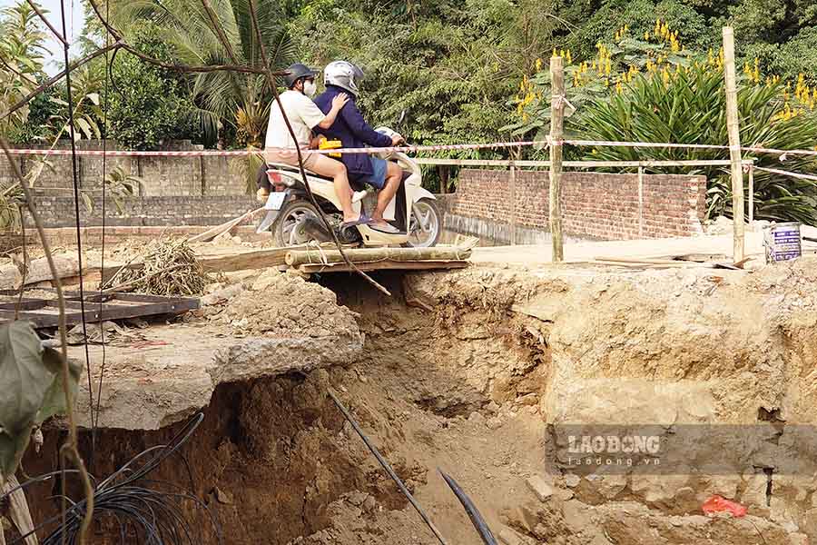 Xe may vat va di chuyen tren doan cau tam. Anh: Quang Dat