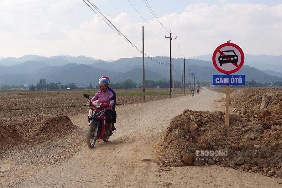 A car prohibition sign was arbitrarily placed by a business on the road leading to the first new rural commune in Dien Bien. Photo: Quang Dat