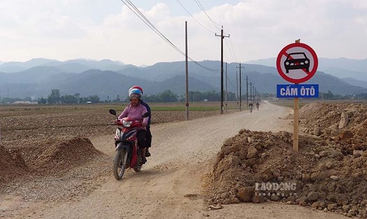 Biển báo cấm ôtô được doanh nghiệp tự ý cắm trên tuyến đường vào xã nông thôn mới đầu tiên tại Điện Biên. Ảnh: Quang Đạt