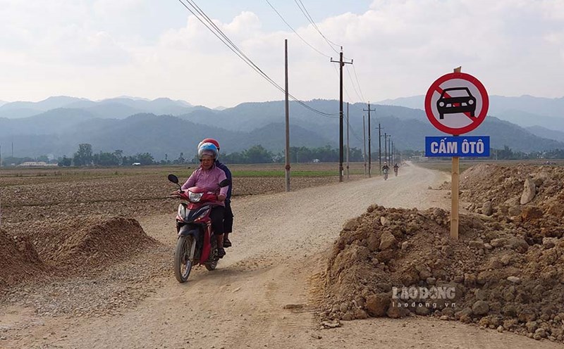 A car prohibition sign was arbitrarily placed by a business on the road leading to the first new rural commune in Dien Bien. Photo: Quang Dat