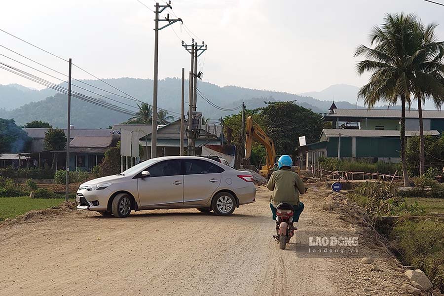 Mot chiec o to buoc phai quay dau khi khong the di qua khu vuc cau tam.